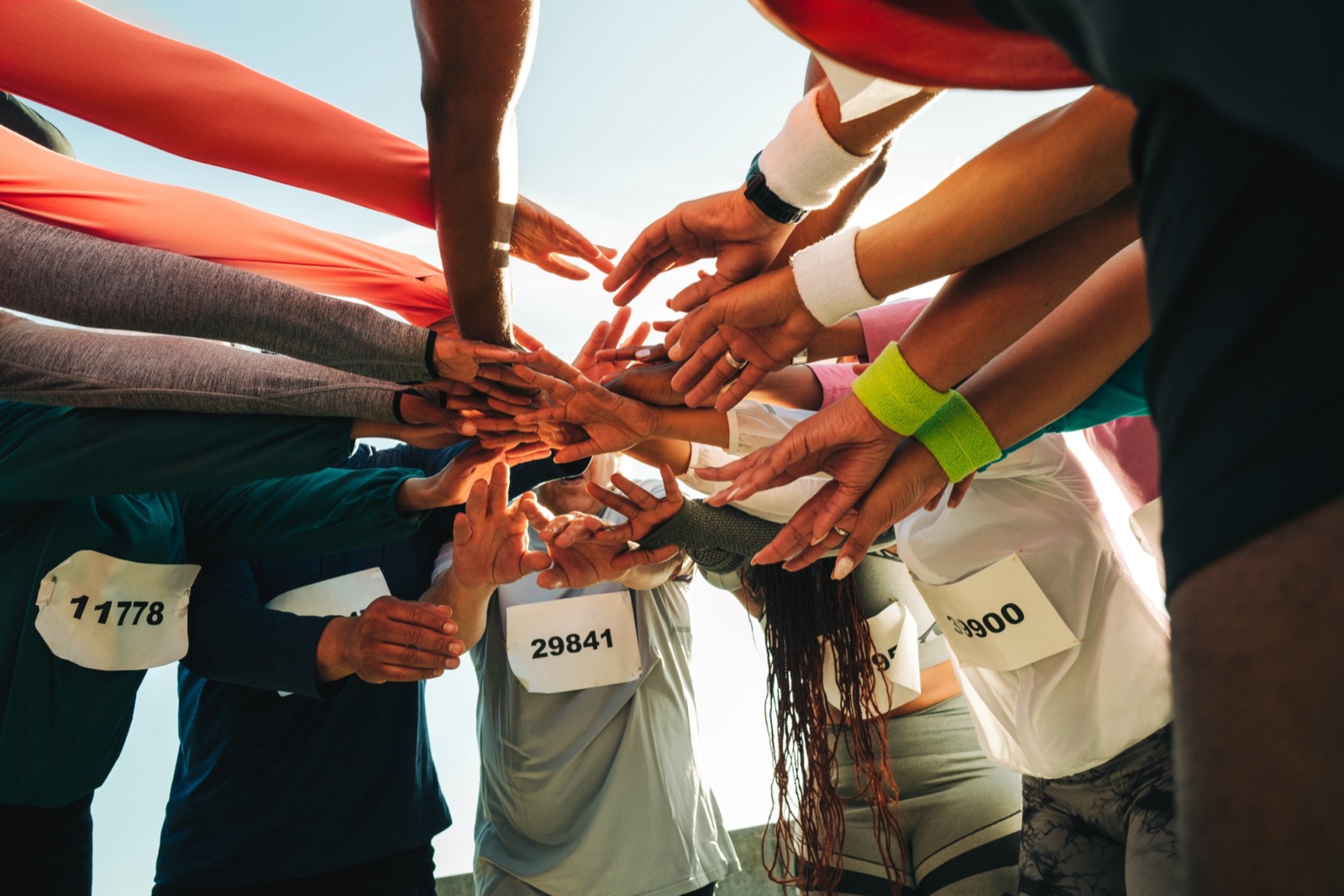 Corredores juntando las manos antes de una competencia